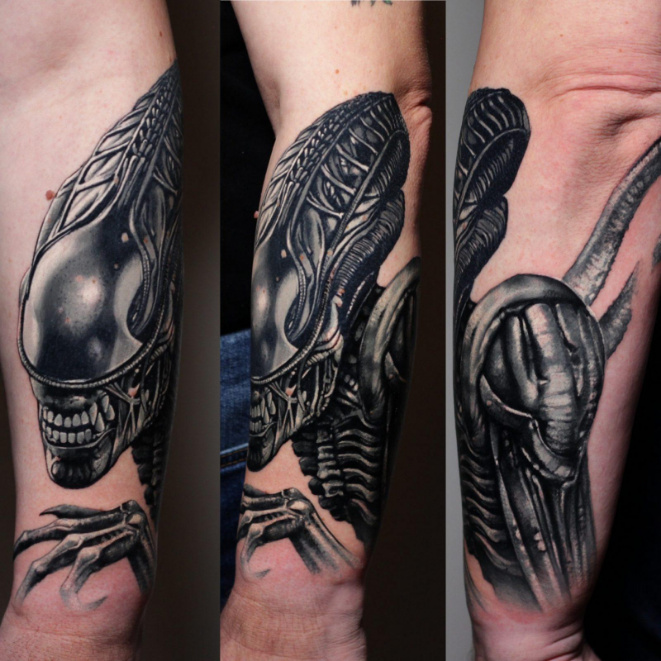 Alien-auf-Arm-Black-and-Grey-Tattoo